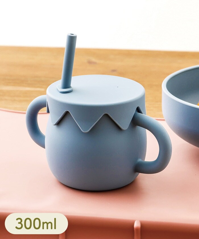 両手でしっかりホールドしながら飲めるストロー付きマグ