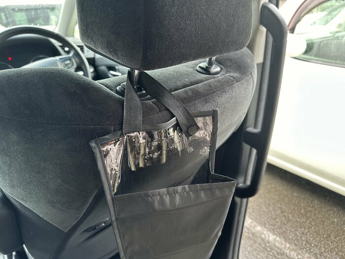 ヘッドレストに取り付けた傘ホルダー