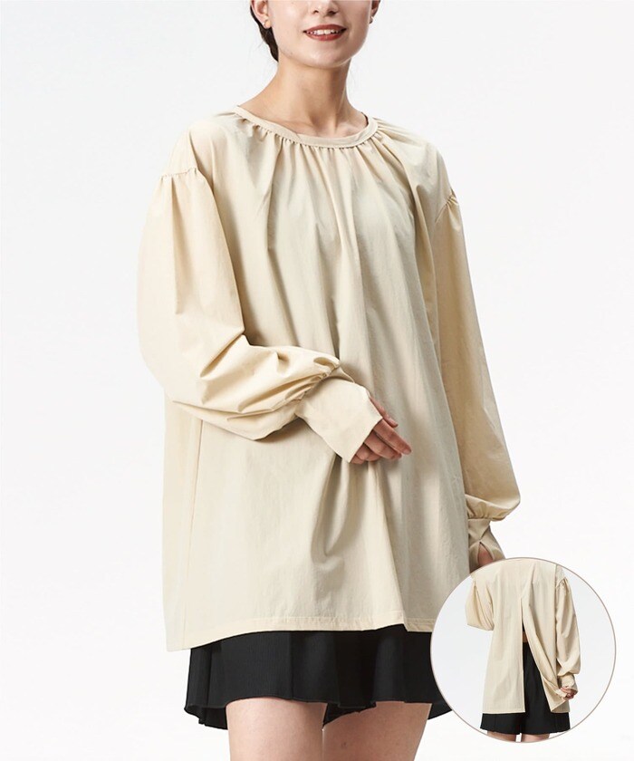 ゆったりとした形で体型をカバーしてくれるラッシュガード