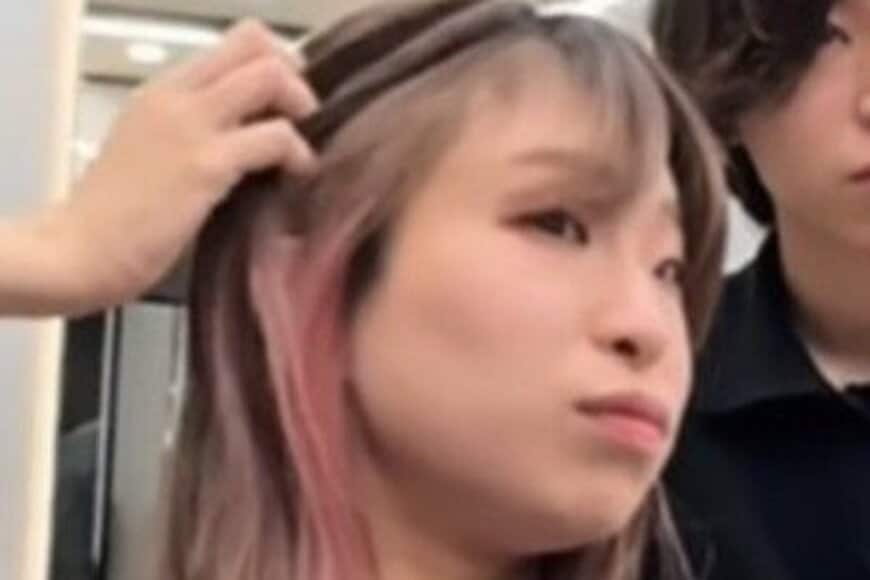 ピンクのインナーカラーをした女性「赤い髪色にしたい」　個性的なイメチェン姿がおしゃれすぎる