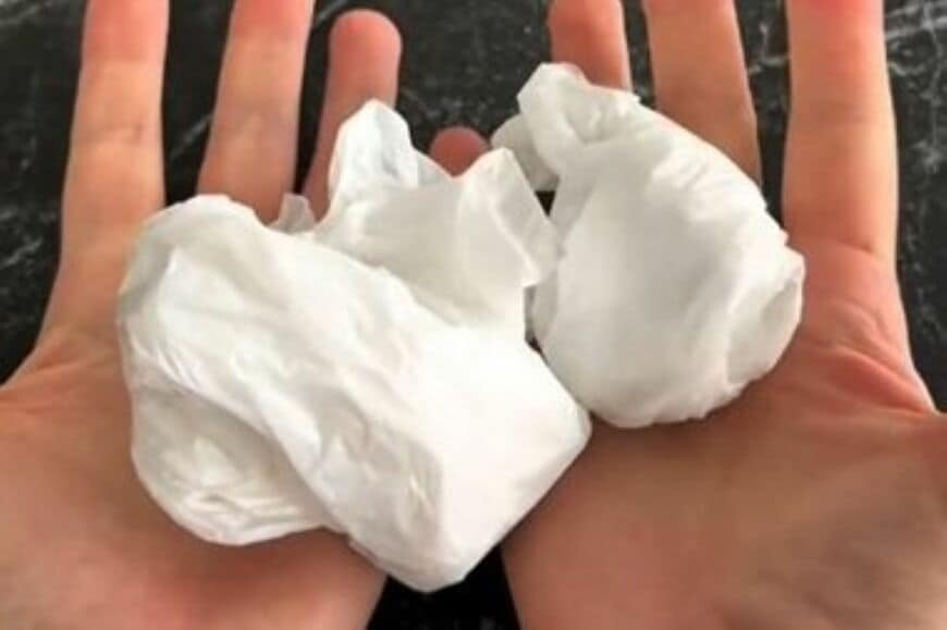 自宅でかさばりがちな「ビニール袋」　スリムな四角折りにして〈スッキリ収納〉に変身