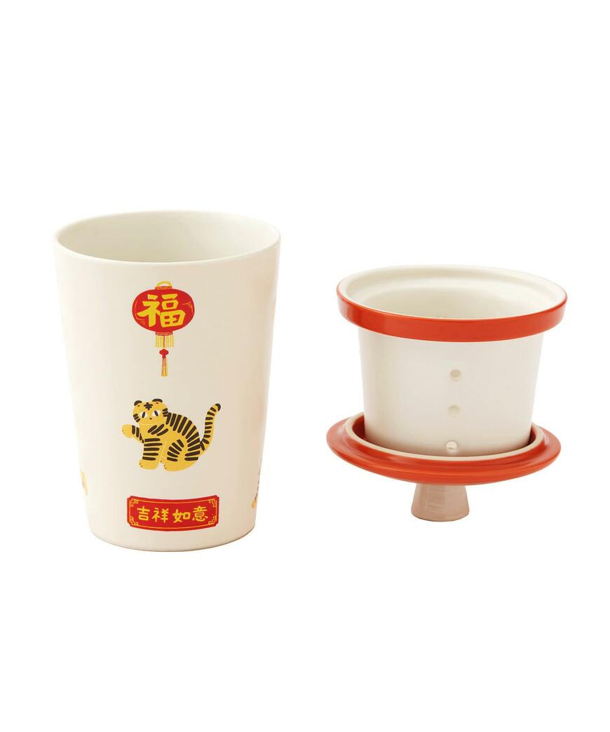 デザインは2種類。こちらはトラの絵が入ったアイボリー／出所：パルグループ公式ファッション通販サイト 3COINS 茶こし付きマグ／台湾さんぽ