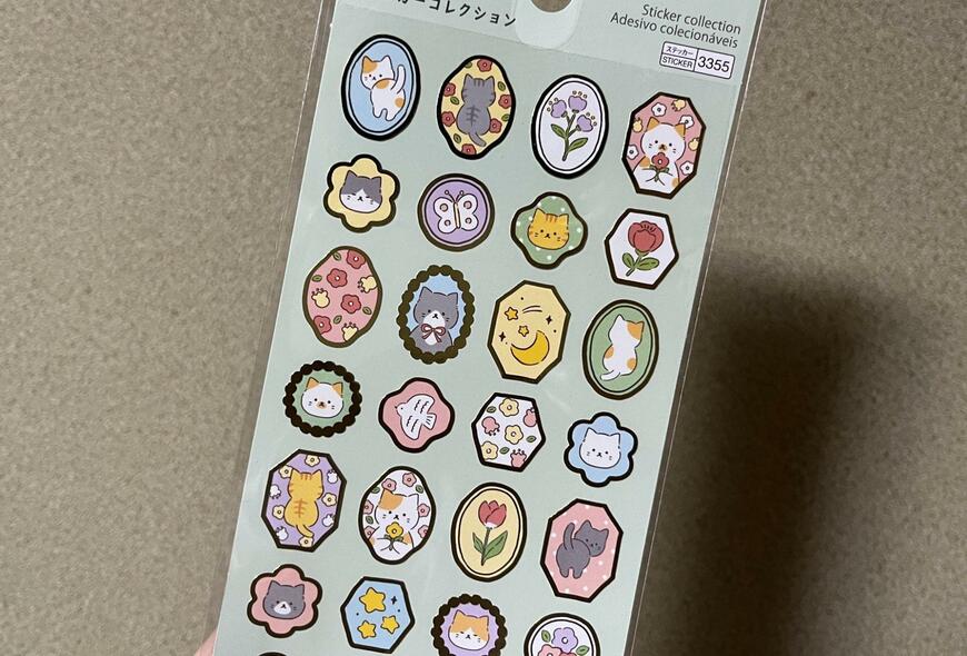 筆者撮影（ダイソー、ステッカー（猫の日文具、ブローチ））