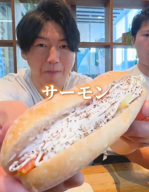 フランスパンの食感が魅力の「サーモン」