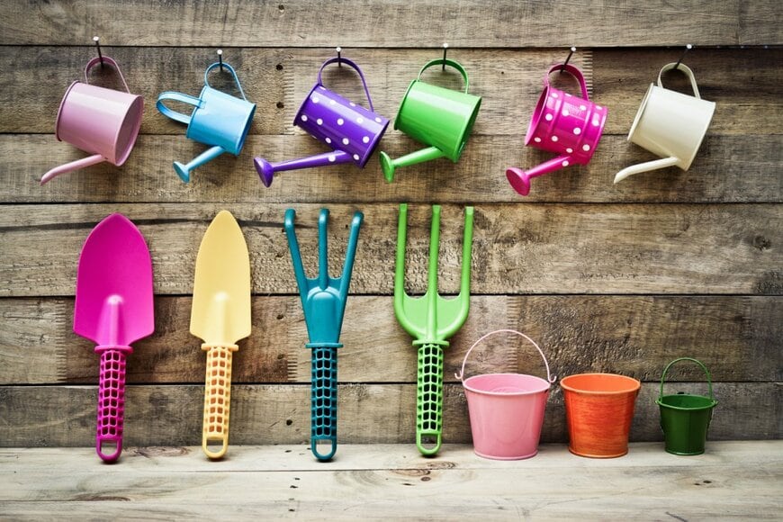 熊手・レーキ、スコップ、バケツ、ジョウロ。ピンクやイエロー、ブルーなどカラフルな色合い。