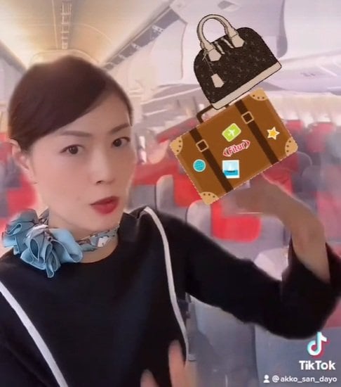 機内上部の棚のロックは必ずチェック