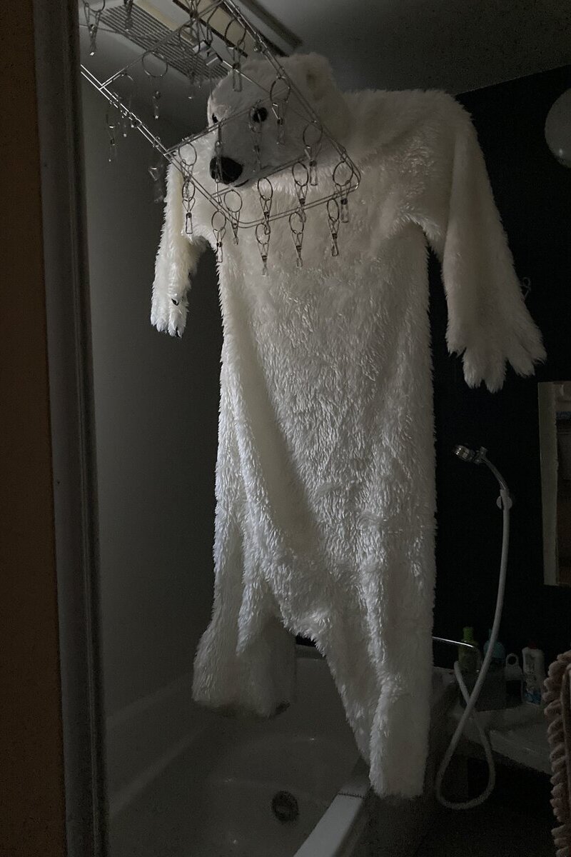 洗濯中のシロクマの着ぐるみ