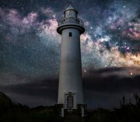 宇宙と一体化できそう…！？SNSで話題の灯台の写真がまるで「異世界の入口」