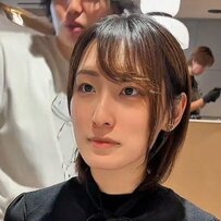 TWICEモモのようなヘアスタイルを希望する女性　外ハネカットで理想に近づき思わず「かわいい！」とにっこり