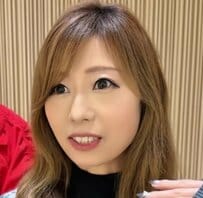 【大変身】「誕生日に短く切りたい！」ロングヘアの美女が“1年半ぶり”にバッサリカット！おしゃれな〈レイヤーボブ〉で大胆イメチェン