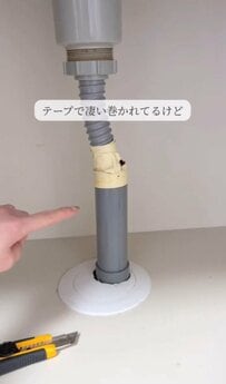 「これで今年の夏も乗り切れる！」キッチン下の配管のすき間を埋めて防臭＆害虫対策