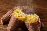 【ひとりの老後】「65歳以上の単身無職世帯」平均的な《ひと月の家計収支》はいくら？「働き方のタイプ別・年金額例」を見る