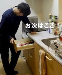 【100均収納術】ダイソーの伸縮式仕切板と調味料ボトルでキッチンの引き出しを整理。種類ごとに分けてごちゃつきを防ぎ、必要な物をサッと取り出せて料理の手間を省く工夫