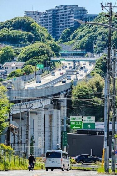 脳がバグる】神戸で発見したダイナミックな街並み 「異世界への道