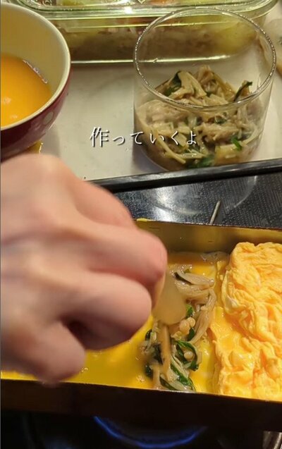 だし巻き卵はわさび葉とえのきで作ったなめたけ入り