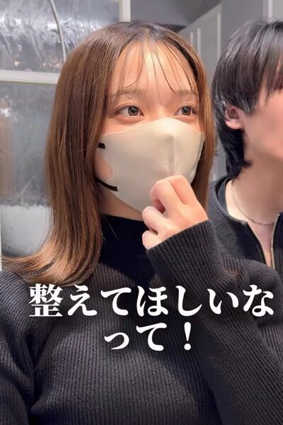 前髪を整えて欲しいと話す女性