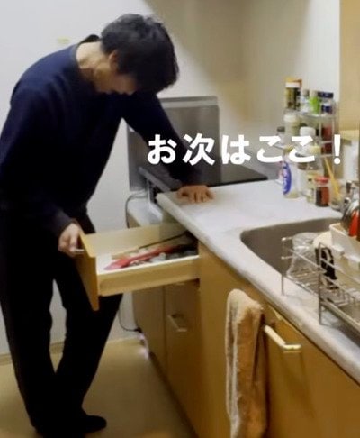 【100均収納術】ダイソーの伸縮式仕切板と調味料ボトルでキッチンの引き出しを整理。種類ごとに分けてごちゃつきを防ぎ、必要な物をサッと取り出せて料理の手間を省く工夫