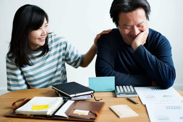 【65歳以上】リタイアした世帯「貯蓄額」は平均いくら？「月の生活費」年金収入や支出の内訳は