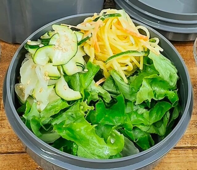 ガツンとパンチが効いた【50代大工の現場弁当】　たっぷりの豚肉と「ピリ辛キムチの味噌汁」が食欲をそそる