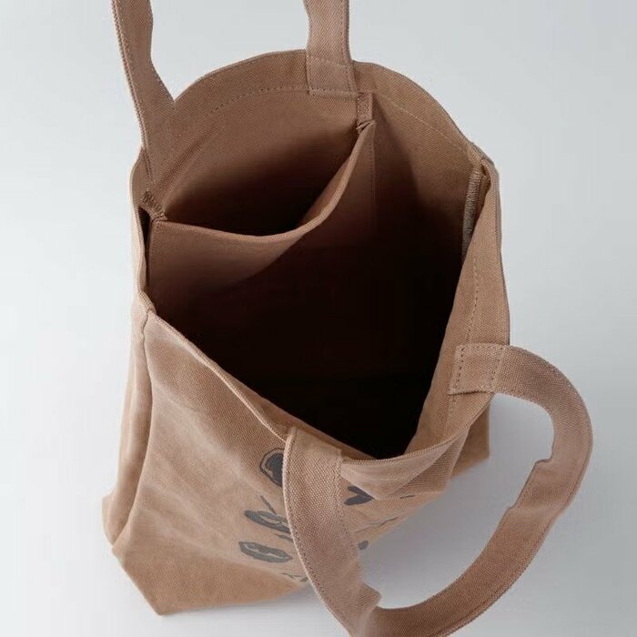 A4サイズの雑誌や書類がすっぽりと収まる大きさ