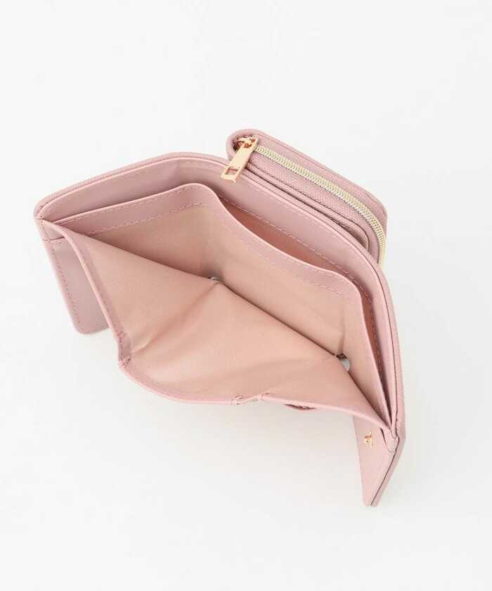 持ち歩きに便利な三つ折りタイプで、スッキリとしたフォルムが特徴