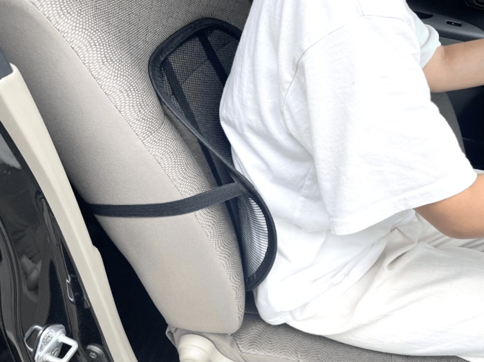 背中で押しても跳ね返るくらいのクッション性があります