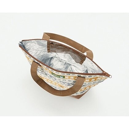 内側には保冷剤などを入れられるメッシュ生地のポケット付き