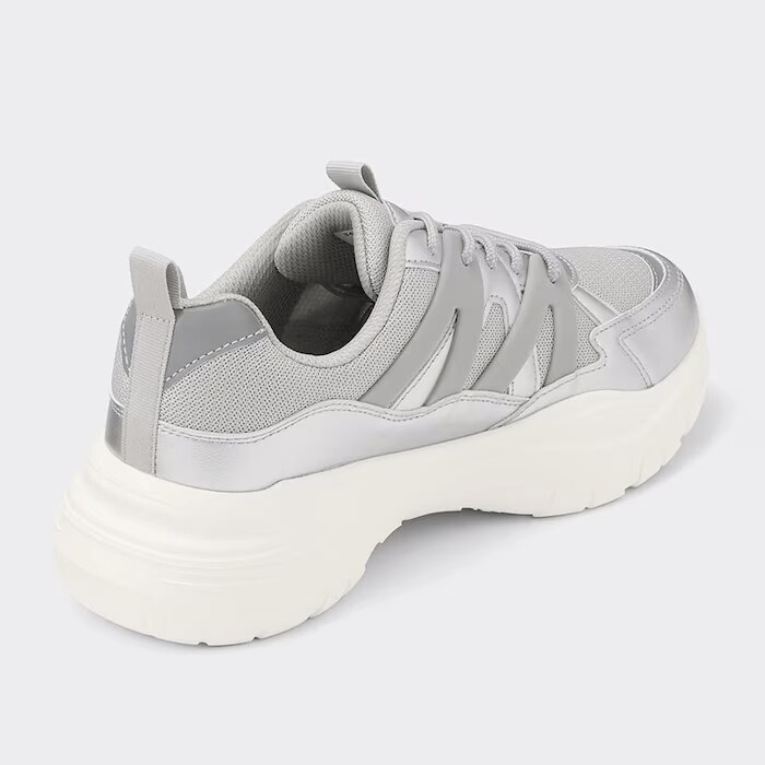 異素材の組み合わせでカジュアルコーデのポイント