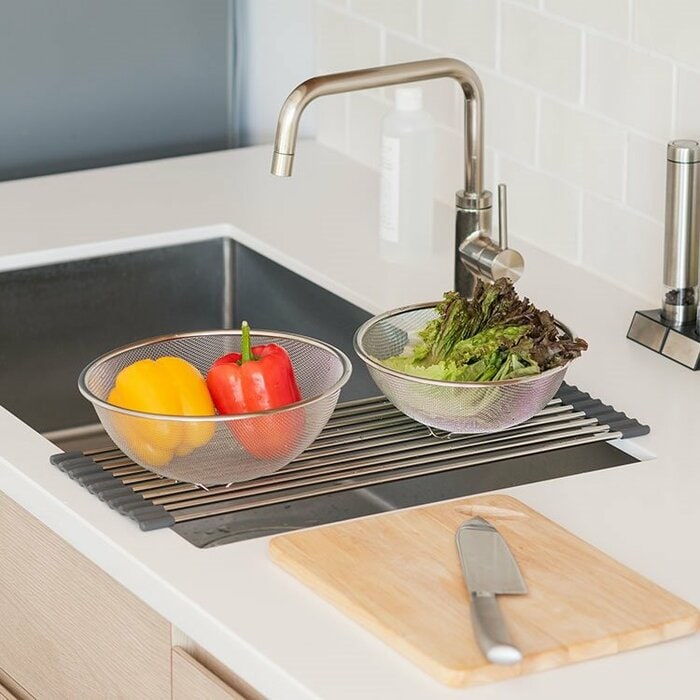 食器の水切りや調理中の仮置きスペースが確保できる！