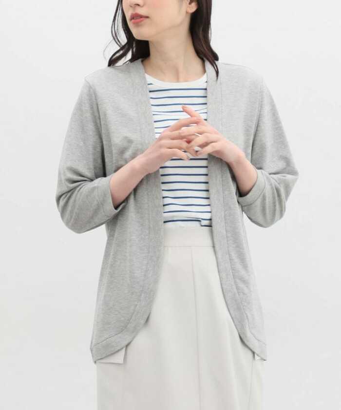 薄手で軽く、バッグに入れて持ち歩きやすい1着