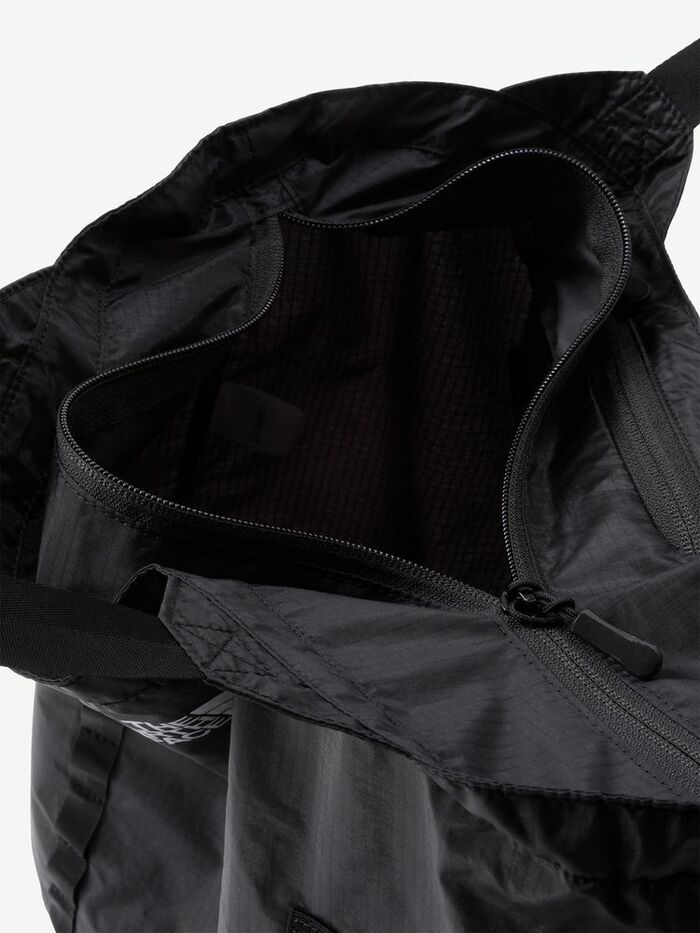 ファスナーが付いているので、中身が見えることもなく、バッグから落ちる心配もないので安心