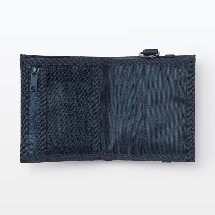 現金やカードをスマートに収納して持ち運べます