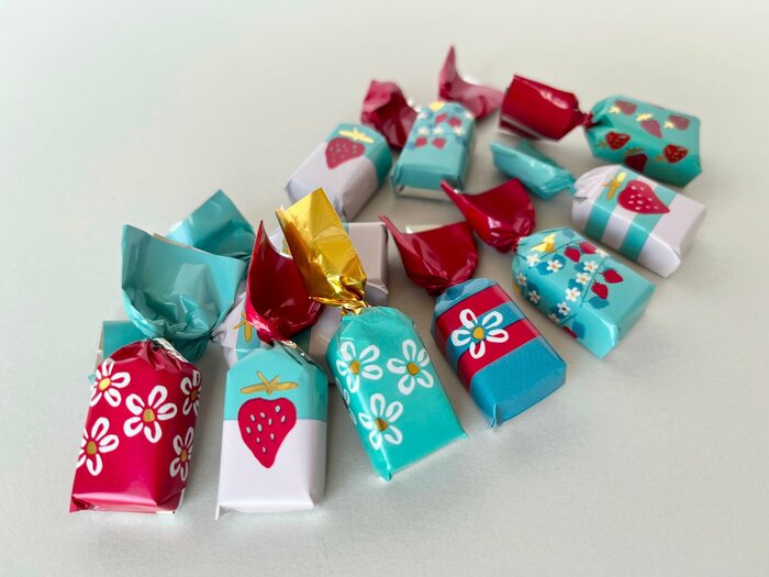 開封すると苺の良い香り！カラフルな包み紙にテンション上がる