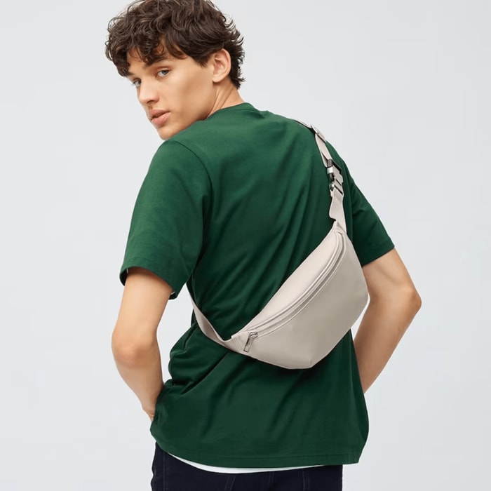 カジュアルなコーディネートをピシッと引き締めてくれる