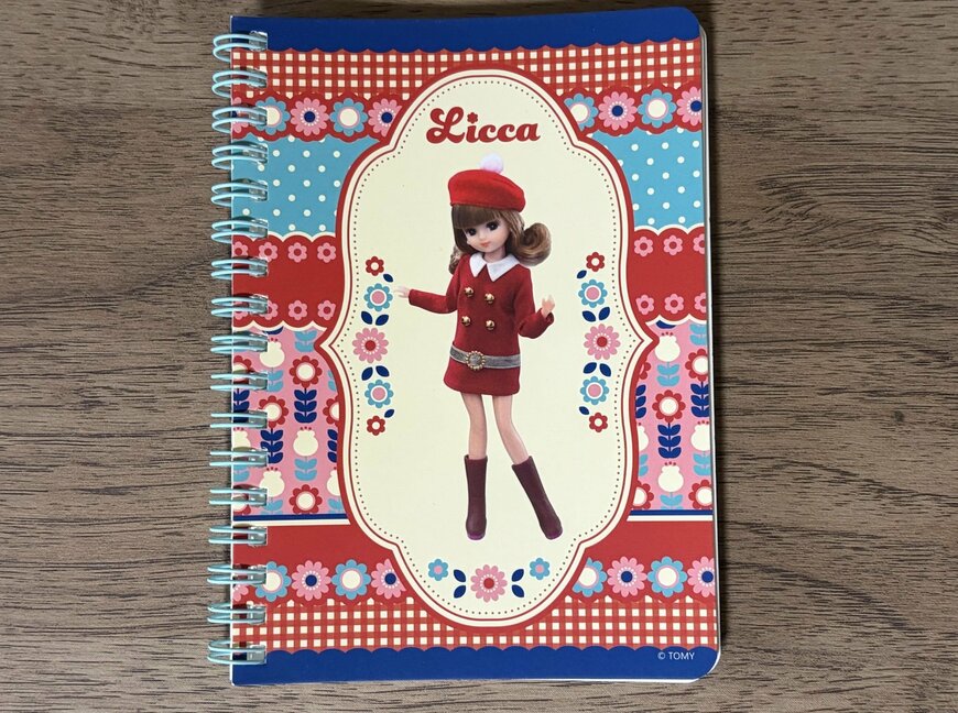 筆者撮影（キャンドゥ、縦Wリングノート ドット方眼 A6 50枚 リカちゃん レトロポップ）