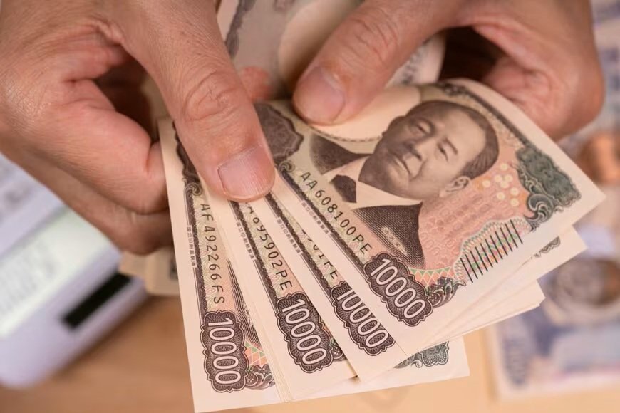 シニアの家計は「赤字」が”ふつう”に…65歳以上夫婦世帯の「収入と支出」はいくら？