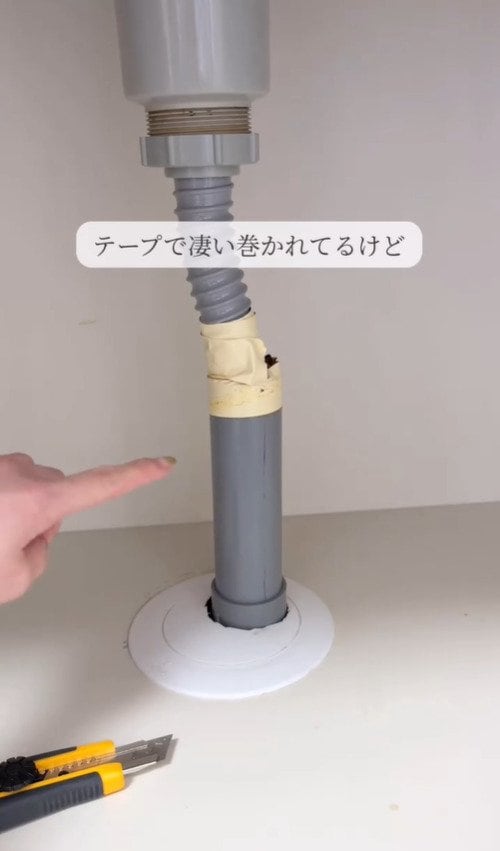 「これで今年の夏も乗り切れる！」キッチン下の配管のすき間を埋めて防臭＆害虫対策