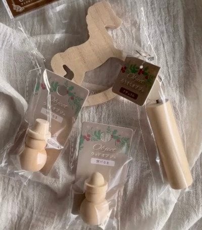 【100均DIY】セリアの〈木製オブジェ〉で可愛い〈オーナメント〉を作って飾ると...→ナチュラルな癒し系のクリスマスツリーに