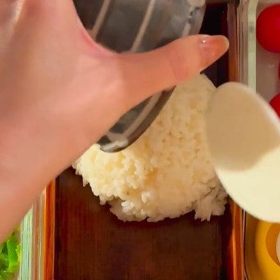 母が「高校生の娘」に作る【牛鮭弁当】鮭の切り身と牛焼肉を入れて彩り良く仕上げたお弁当に「贅沢すぎる」の声