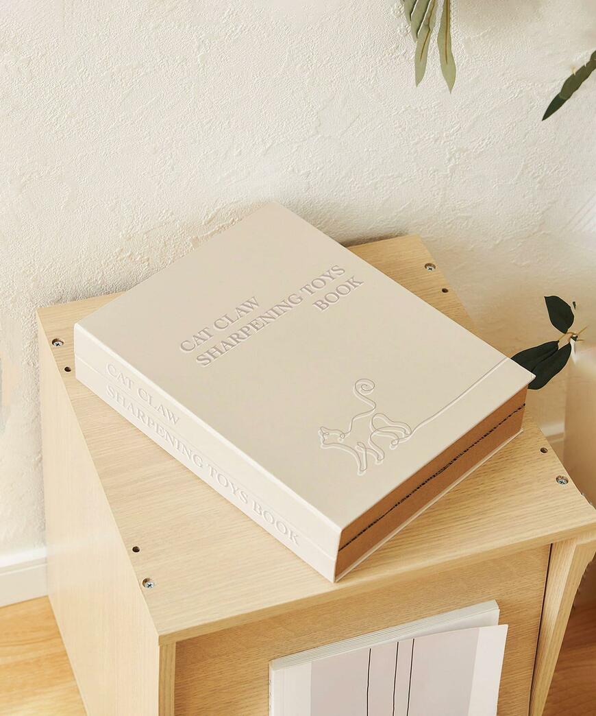 見た目は本のようですが、開くと爪とぎになります／出所：パルグループ公式ファッション通販サイト 3COINS BOOK型爪研ぎ