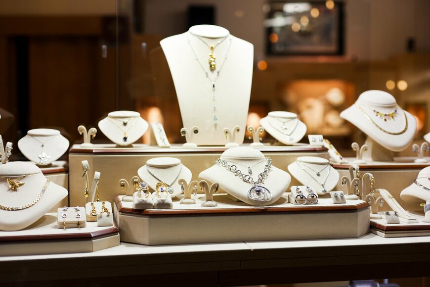 百貨店の売上高4000億円超で前年比10%超の増。時計や宝飾「高級品」の伸び大きく