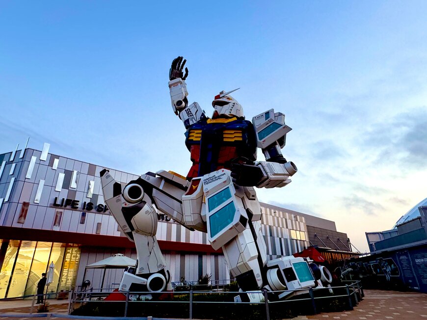 朝焼けに映える万博のガンダム