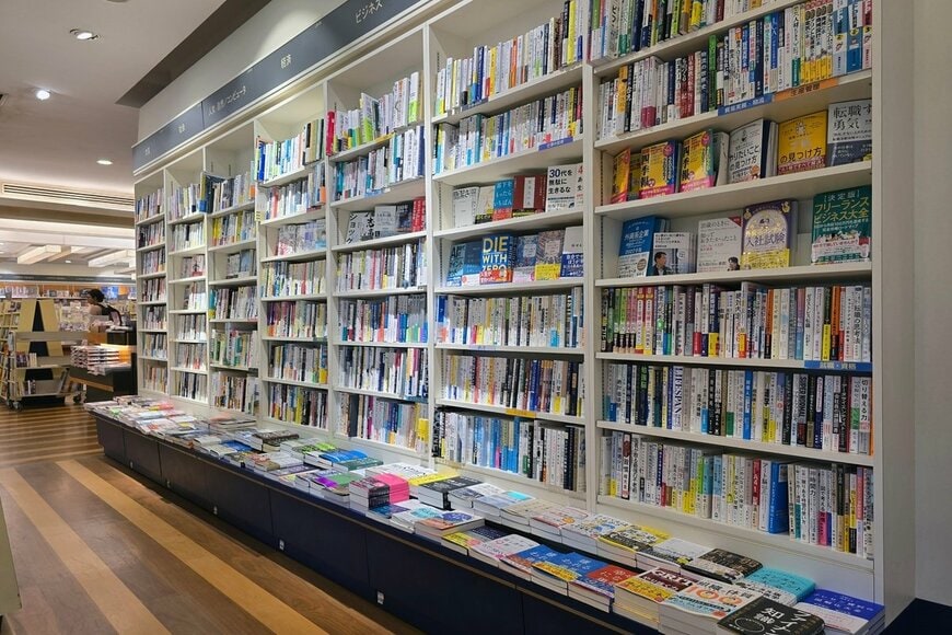 2024年のコミック市場は7043億円で過去最大を更新