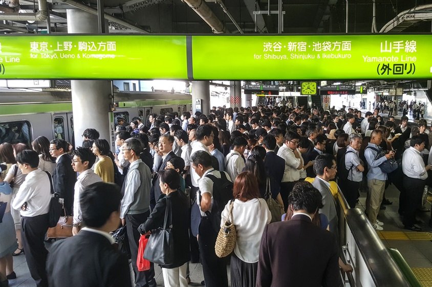 消えた スポーツ新聞おじさん 昔は電車の中で何をしていた Limo くらしとお金の経済メディア