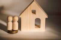 「持ち家があると生活保護は受けられない」は本当？住み続けながら借りられる「要保護世帯向け不動産担保型生活資金」とは