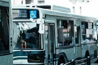 「発想天才」「遊び心好き」　バスのタイヤをカメラに見立てた「ヨドバシカメラの広告」が話題