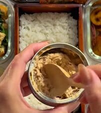【のり弁】「背徳感しかない」大きなちくわの磯辺揚げと白身魚のフライ、海苔の下には和風シーチキンと贅沢な仕上がりに