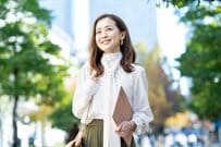 【働く世帯の貯蓄額】4000万円以上の貯蓄を持つ世帯は何％？《平均と中央値》はどのくらい？