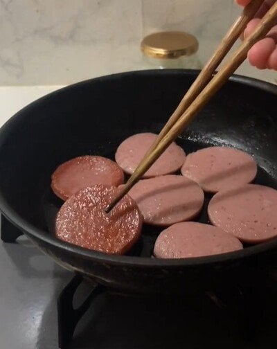 切ったソーセージをこんがり焼いていく
