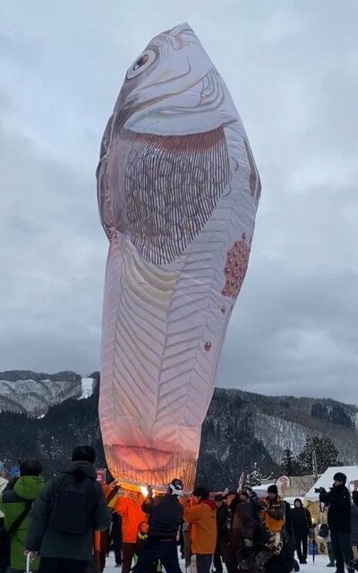 巨大なハタハタの紙風船
